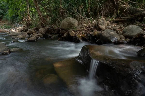 Uma Longa Exposição Tiro Uma Pequena Cachoeira Uma Floresta — Fotografia de Stock