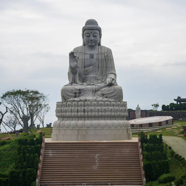 Uma Enorme Estátua Buda Pedestal — Fotografia de Stock