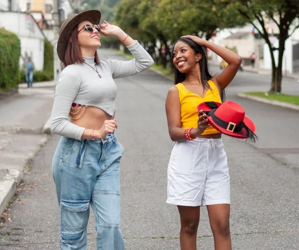 Δύο Νεαρές Φίλες Καρναβαλίστικα Καπέλα Που Περπατούν Στους Δρόμους Και — Φωτογραφία Αρχείου