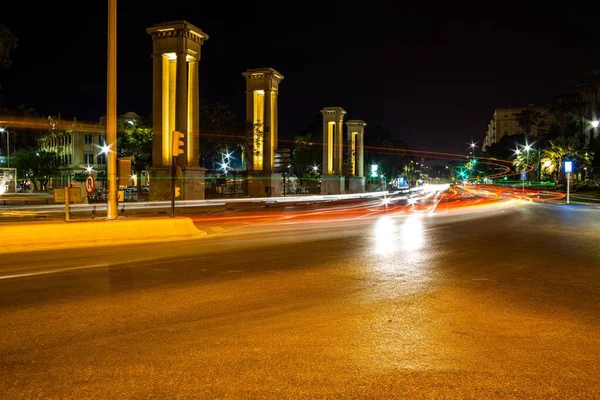Lång Exponering Trafikljus Lyser Upp Gatan Natten Stad — Stockfoto