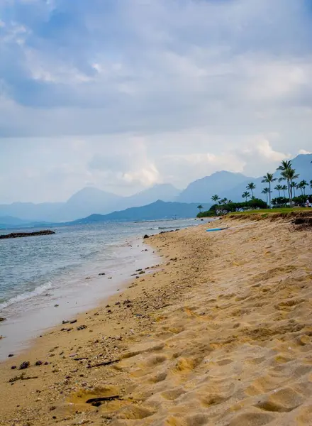 Eine Vertikale Aufnahme Einer Sonnigen Sandküste Auf Der Insel Oahu — Stockfoto