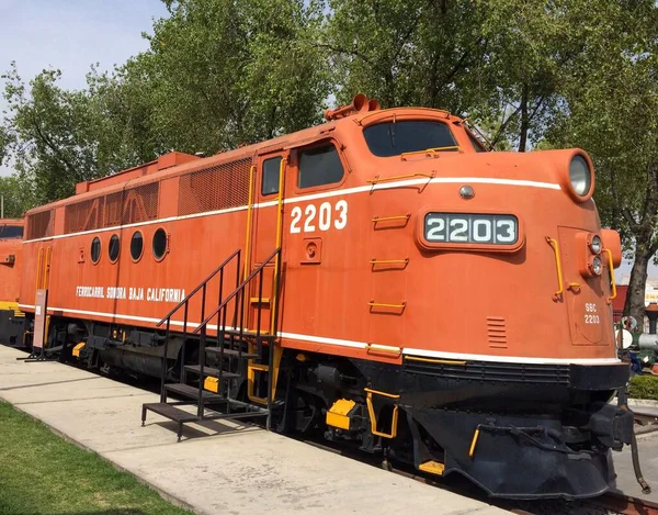晴れた日には駐車場のある古いオレンジメキシコ列車 — ストック写真