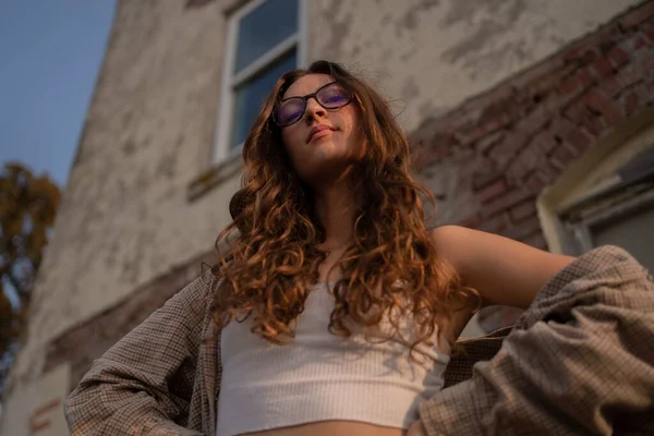 Låg Vinkel Närbild Attraktiv Kvinna Med Glasögon Poserar Utomhus — Stockfoto