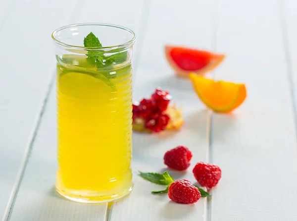 Gros Plan Limonade Fraîche Aux Baies Fruits Sur Table Blanche — Photo