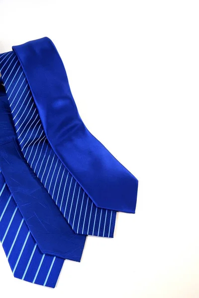 Pionowe Ujęcie Grupy Niebieskich Poliestrowych Krawatów Izolowanych Białym Tle — Zdjęcie stockowe