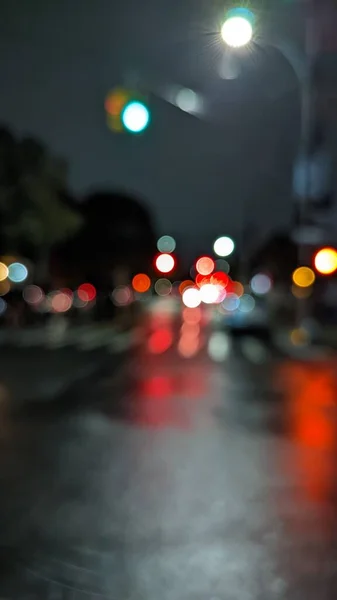Una Vista Vertical Borrosa Semáforos Iluminando Calle Noche Lluviosa Nueva — Foto de Stock