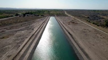Tarım sulama için yapay su deposunun havadan görünüşü