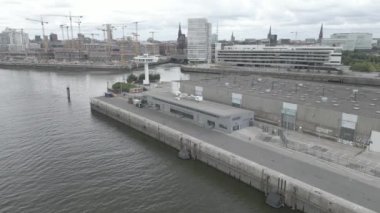 Almanya 'da Hamburg limanının gündüz çekimleri.