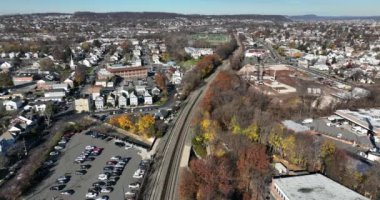 Clifton, New Jersey 'deki tren yolunun yanındaki park halindeki arabaların hava aracı görüntüsü.