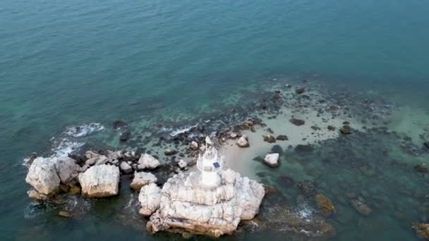 Drone Orbit Footage Chun Lighthouse Pattaya Chun Island Tailandia Daylight — Vídeos de Stock