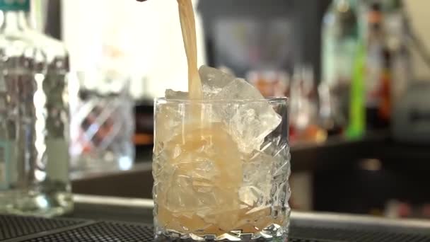 Närbild Cocktaildrink Som Hälls Ett Glas Fullt — Stockvideo