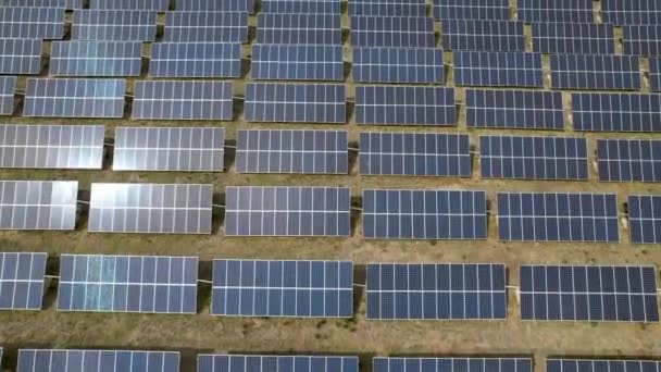 ファーム上の太陽光パネルの空中ビュー 再生可能エネルギーの概念 — ストック動画