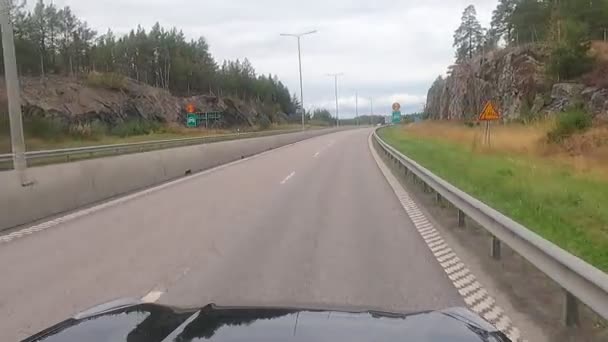 Het Uitzicht Vanaf Een Auto Rijden Langs Snelweg Van Stockholm — Stockvideo