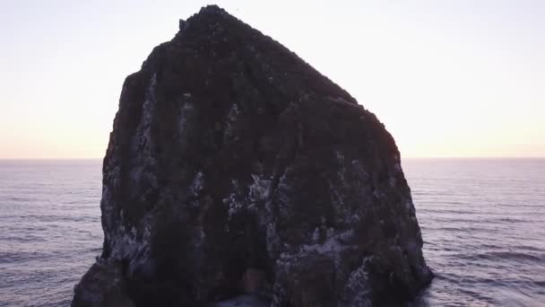 Ηλιοβασίλεμα Στο Βράχο Haystack Τον Οκτώβριο — Αρχείο Βίντεο