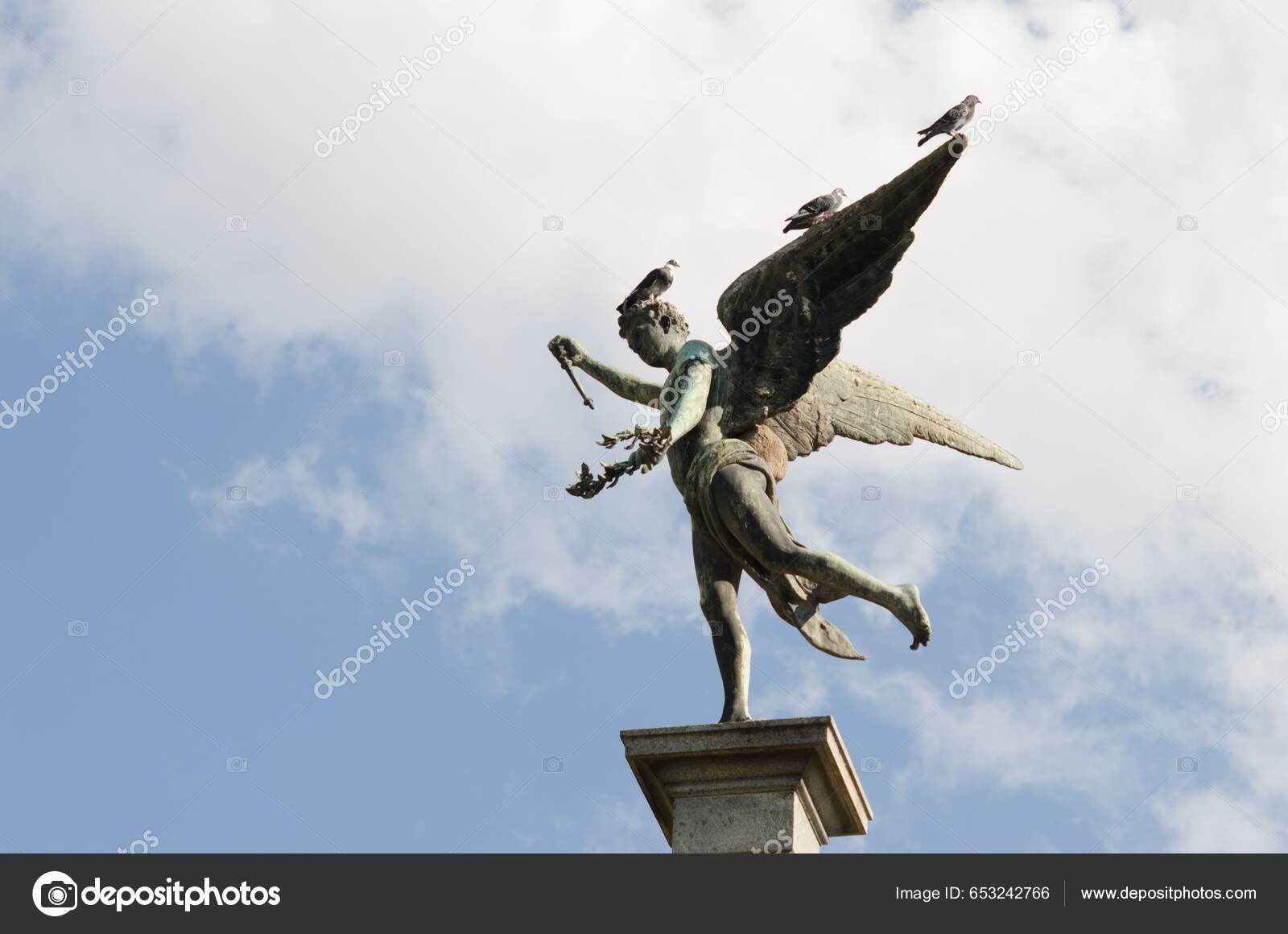 Low Angle Shot Beautiful Statue Greek God Anteros Blue Sky — Stock