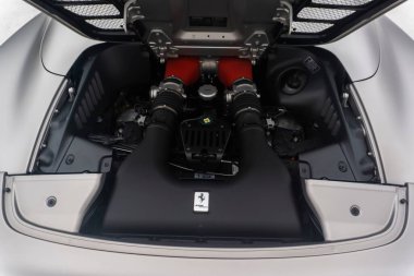 Ferrari 458 Spider motorunun detaylı bir görüntüsü.