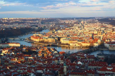 Güneşli bir günde mavi gökyüzünün altında Porto şehri ile çevrili Douro nehrinin havadan çekilmiş bir görüntüsü.