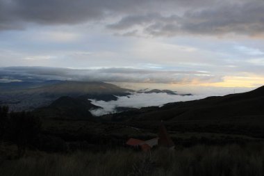 Quito, Ekvador 'daki And Dağları' nda hareket eden bulutların günbatımı sahnesi