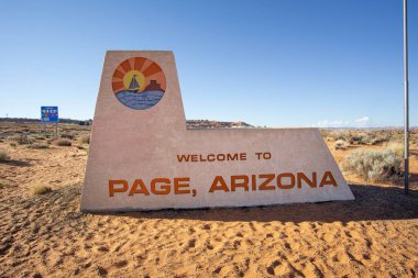 Arizona, Page 'e hoş geldiniz tabelası güneşli bir çölde