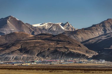 Taqin İlçesi ve karlı zirvesi olan bir dağ Ali Bölgesi, Tibet, Çin
