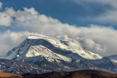 Taqin County 'deki karlı Gurla Mandhata' nın güzel bir görüntüsü, Ali Bölgesi, Tibet, Çin