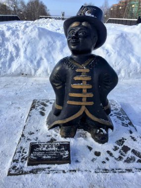 Kışın Izhik heykelinin dikey çekimi.