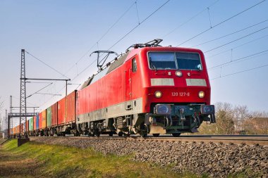 Bir konteynır treni Dedensen Guemmer 'den geçiyor. Sınıf 120 elektrikli lokomotifle.