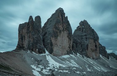 Dolomitler 'deki Tre Cime di Lavaredo Dağı bulutlu gökyüzüne karşı İtalya' da