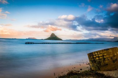 Oahu Adası, Hawaii 'de taştan oluşumlarla dolu güzel bir günbatımı gökyüzü.