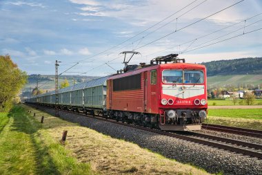 Demiryolunda bir Retzbach Zellingen 152 treni ve arka planda bir tarla var.