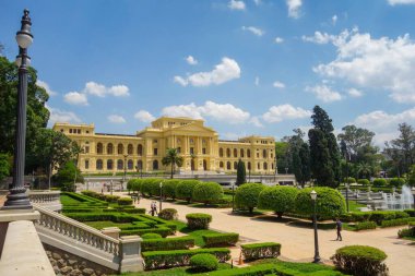 Sao Paulo, Brezilya: Independence Park 'taki tarihi Ipiranga Müzesi' nin bahçesi ve cephesi