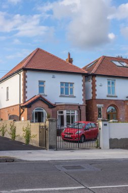 Dublin, İrlanda 'daki Glasnevin semtindeki evlerin dikey çekimi