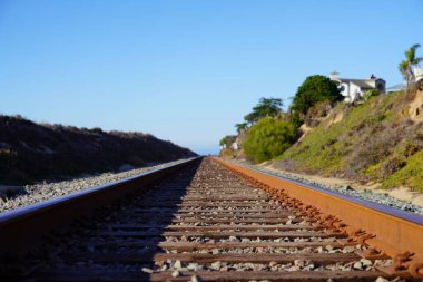 Demiryolu güneş ışığının altında ilerliyor.