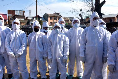 Cephe savaşçıları takım elbise giyip sokakları, evleri ve Srinagar şehrinin bazı yerlerini dezenfekte ediyorlar.