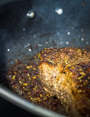 Bitkilerle biftek pişiriyorum.