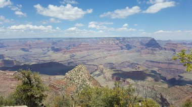 Yazın güneşli bir günde Grand Canyon Ulusal Parkı 'nın güzel bir görüntüsü.