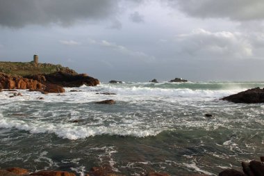 Kıyıya vuran dalgalı okyanus dalgaları.
