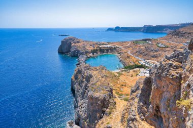 Mavi Akdeniz manzaralı Lindos Körfezi, Akropol 'ün tepesinden manzara