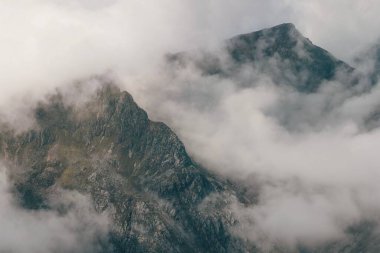 İskoçya 'da sisle kaplı Glen Etive kayalık sıradağlarının güzel manzarası