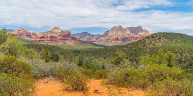 Sedona, Arizona, ABD 'deki Devils Köprüsü çevresindeki büyüleyici manzaralar.