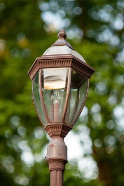 Doğal bulanık arka plana karşı klasik bir bahçe ışığı