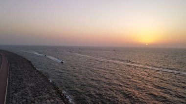 Gün batımında güzel bir deniz manzarası