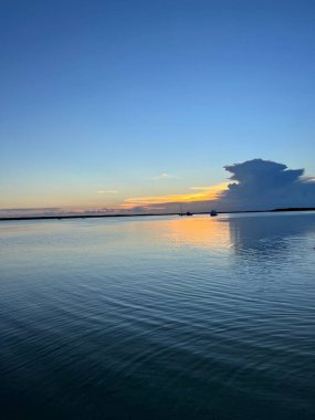 Okyanus tarafından gün batımı. Key Largo 'daki plaj. Florida.