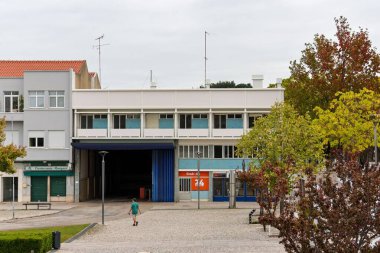 Portekiz 'in Leiria şehrinin tarihi merkezinde toplu taşıma şirketi Lis' in çevresi yeşil ile çevrilidir.