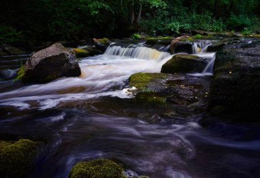 Kayaların üzerinde hafif bir su akıntısı