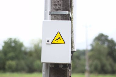 Elektrik kutusunun üzerindeki uyarı işaretinin yakın plan görüntüsü. Şok olma tehlikesi var.