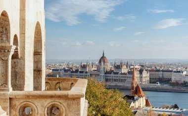 Budapeşte 'de güneşli bir günde Macaristan Parlamentosu' nun uzak bir manzarası