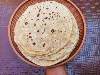 Chapati, roti, rotli, safati, shabaati, phulka, chapo, poli ve roshi olarak da bilinir. Hindistan 'da buğday unu kullanarak roti yapılır, tabakta, günlük olarak yenir.