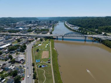Kirli nehir manzarası ve güneşli gökyüzü arkaplanı üzerinde güneşli Truss köprüsü