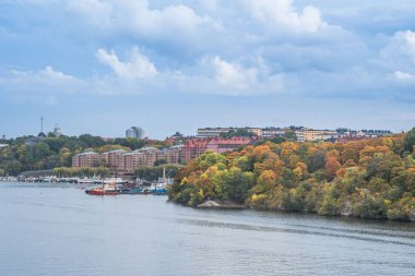 Stockholm üzerinde mavi gökyüzü ve nehrin diğer tarafındaki liman.